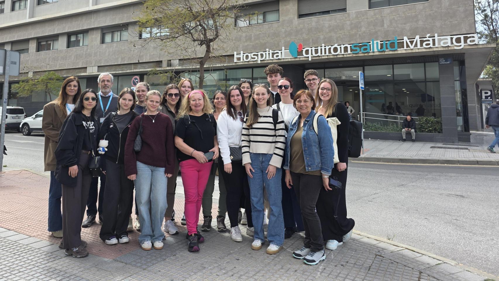 El alumnado en la puerta del hospital.