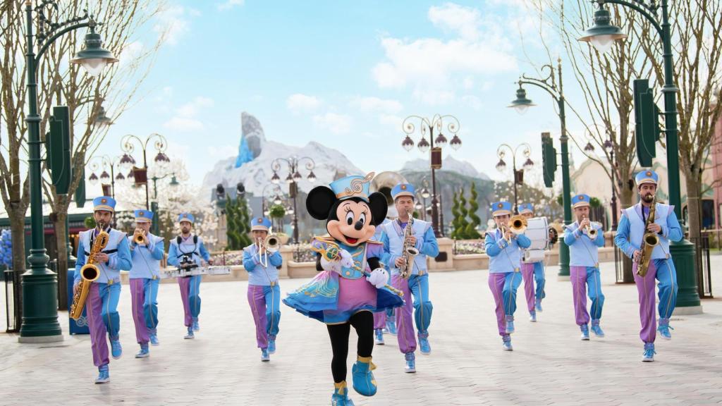 La banda de Minnie durante la ceremonia de apertura del nuevo mundo Frozen.