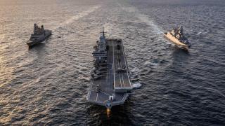 El portaviones 'Cavour' junto a dos fragatas FREMM de Italia