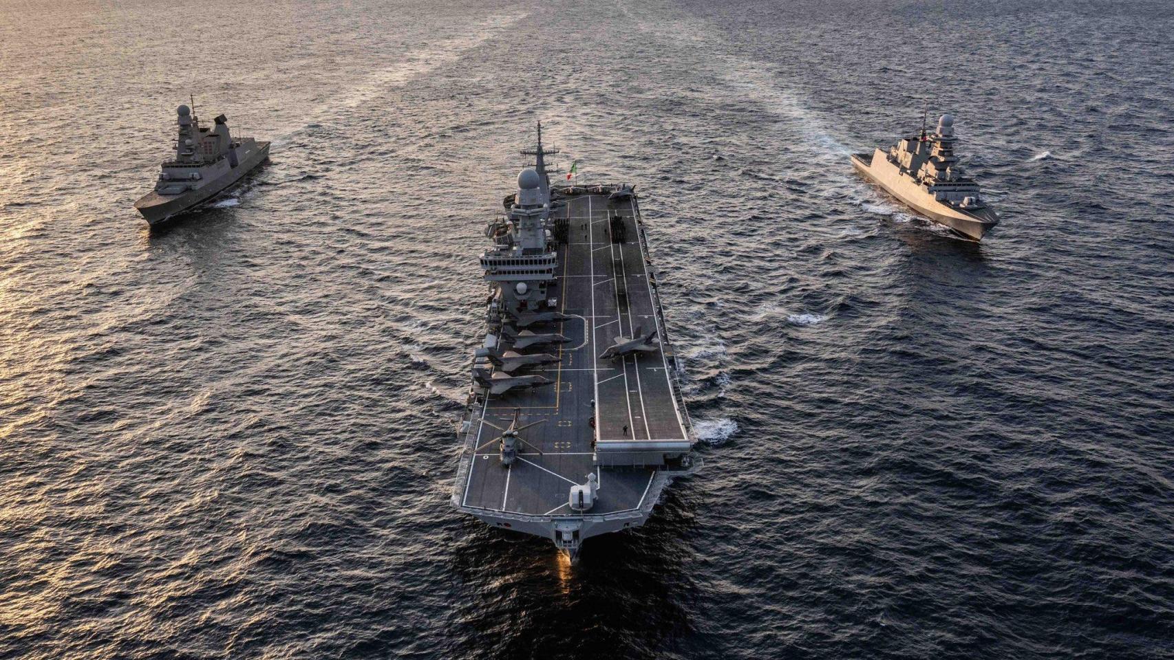 El portaviones 'Cavour' junto a dos fragatas FREMM de Italia