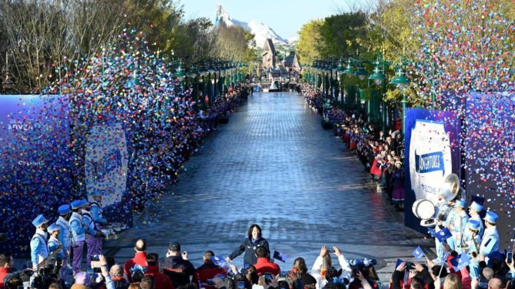 Apertura de puertas de la nueva avenida con el Adventure Way al fondo y el mundo de Arendelle.