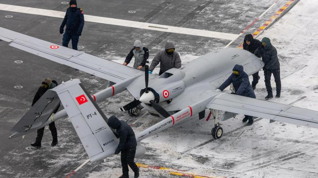 El dron Bayraktar TB3 a bordo del TCG Andolu de Turquía