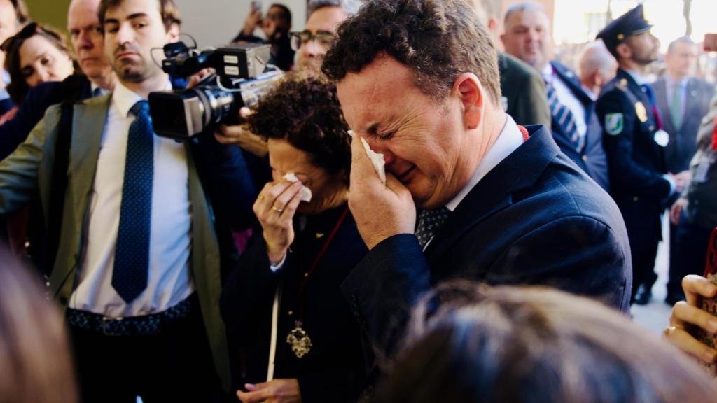Los padres de Sandra Peña durante la 'levantá' de la Virgen de los Dolores.