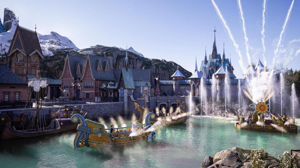 Espectáculo Frozen: a Musical Invitation en el lago de Arendelle con Anna, Elsa, Olaf y Kristoff.