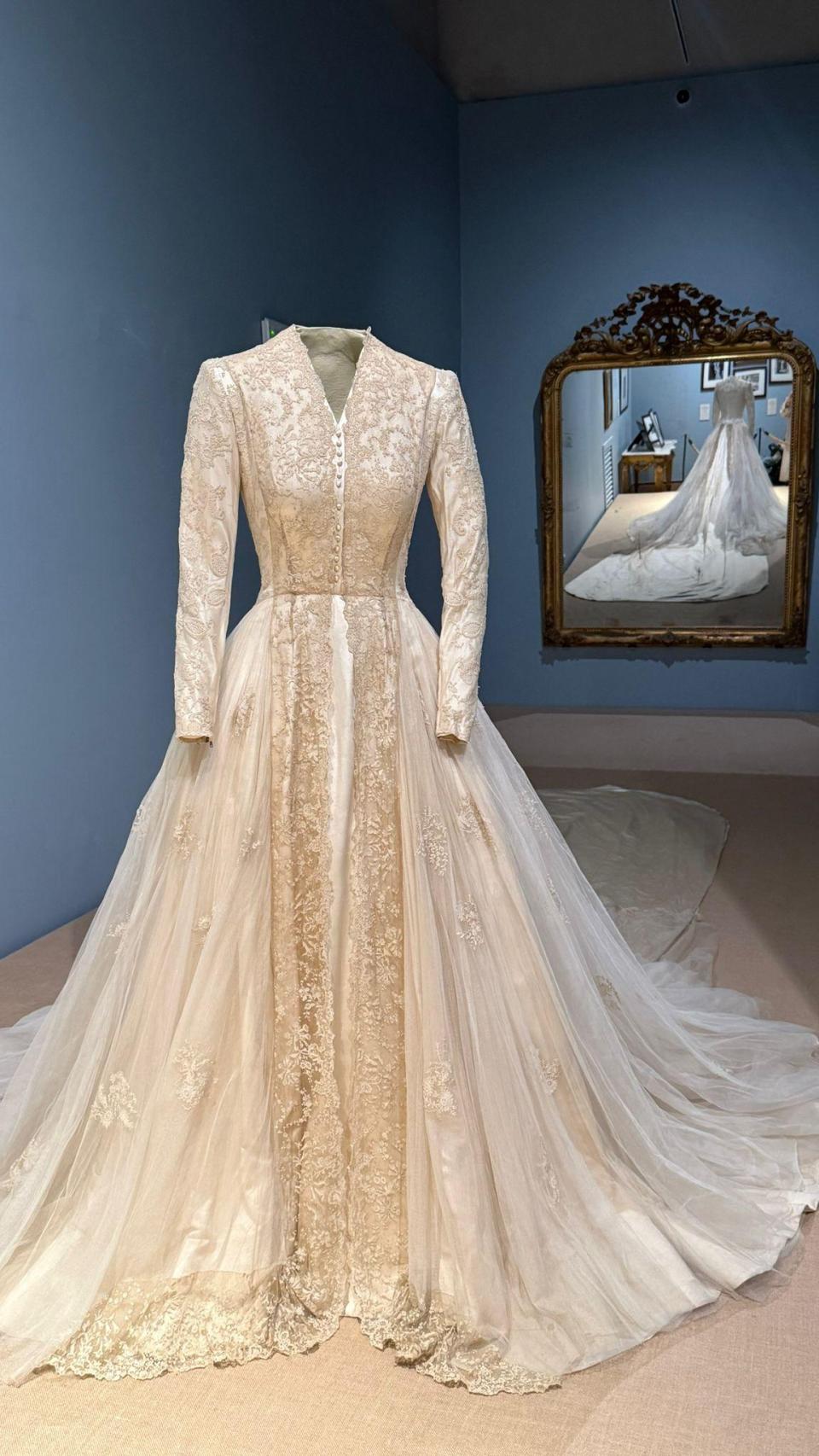 Uno de los vestidos que se exponen en la exposición.