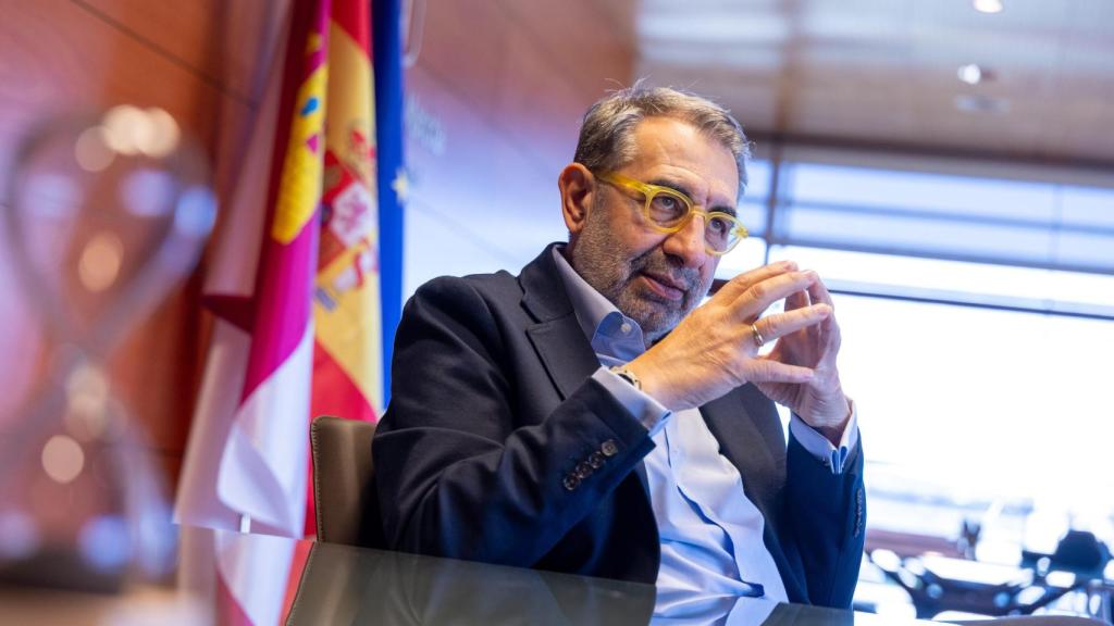 Jesús Fernández Sanz, consejero de Sanidad de CLM, durante la entrevista con EL ESPAÑOL en su despacho.