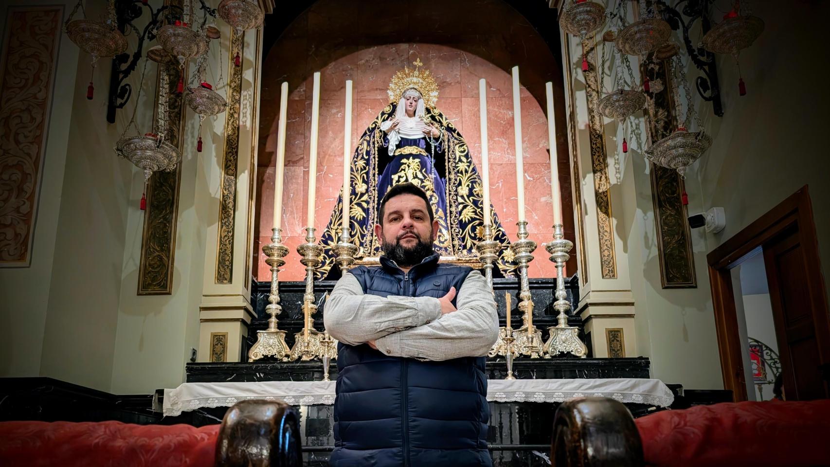 Beltrán, junto a su Virgen.