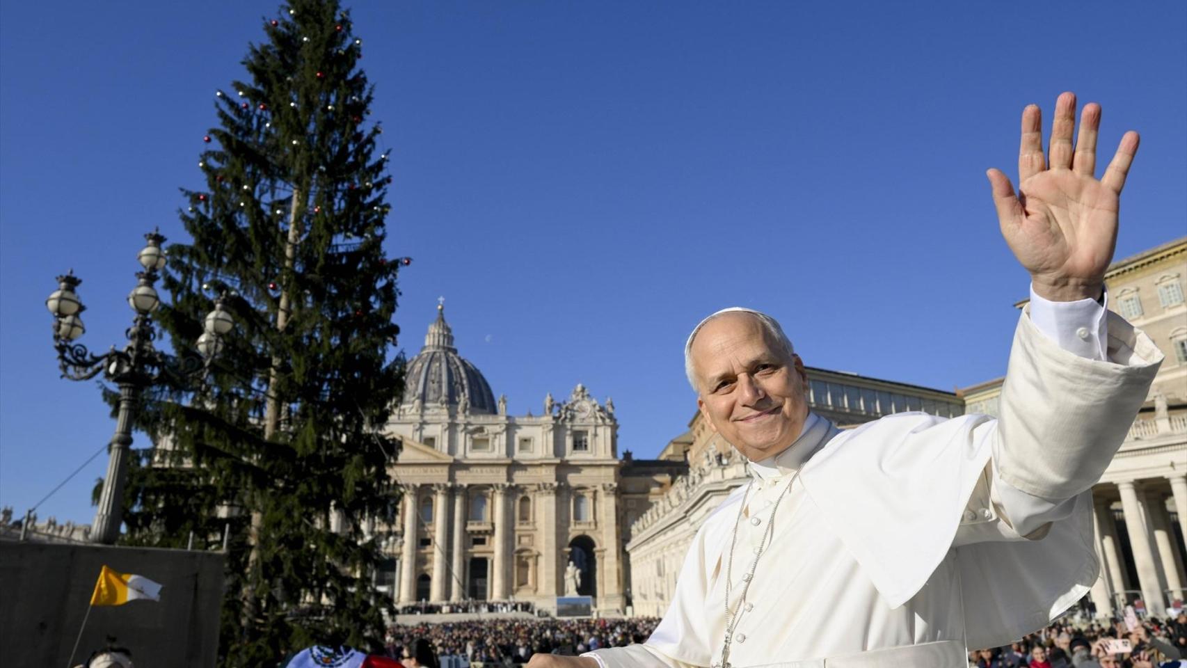 El Papa León XIV en una fotografía de archivo durante un paseo por Roma.