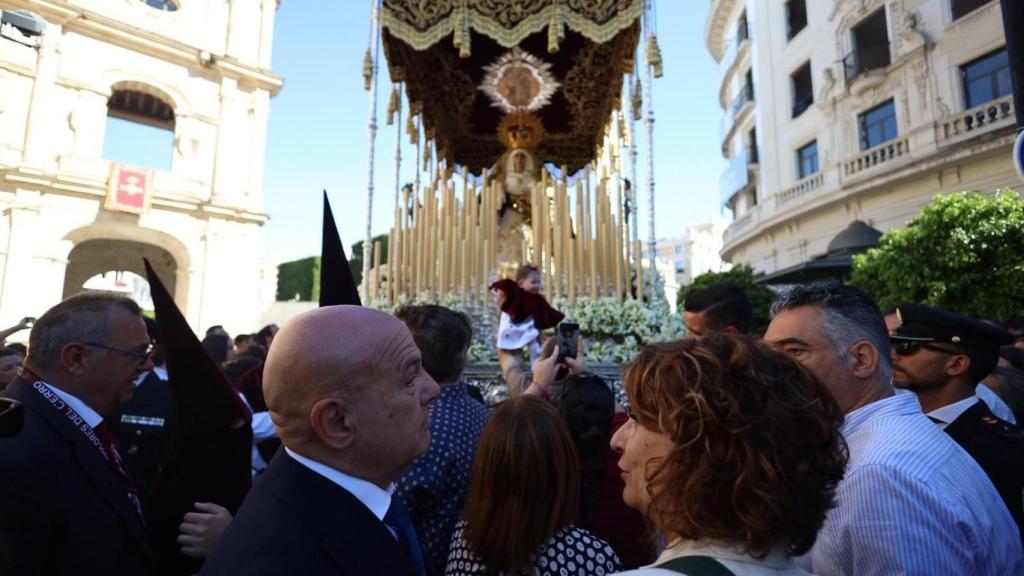 La secretaria general del PSOE andaluz y su candidata a la Junta, María Jesús Montero, este martes en Sevilla ante el paso de palio de la Hermandad de El Cerrro.