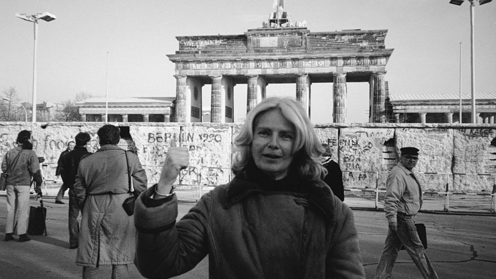 Carmen Díez de Rivera ante el Muro de Berlín. Foto: cortesía de la familia Díez de Rivera
