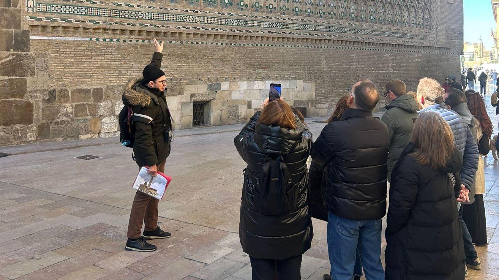 Un guía turístico de Zaragusta explicando La Seo