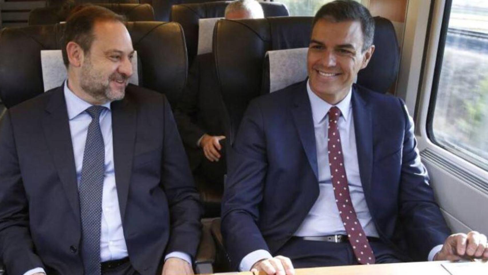 José Luis Ábalos y Pedro Sánchez, en una imagen de junio de 2019 durante el viaje inaugural del AVE Madrid-Antequera-Granada./