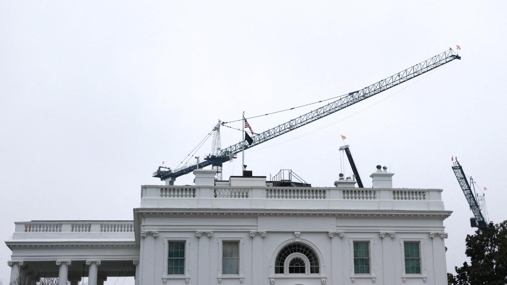 Grúas de construcción trabajan en el proyecto del salón de baile de Trump sobre la Casa Blanca en Washington.