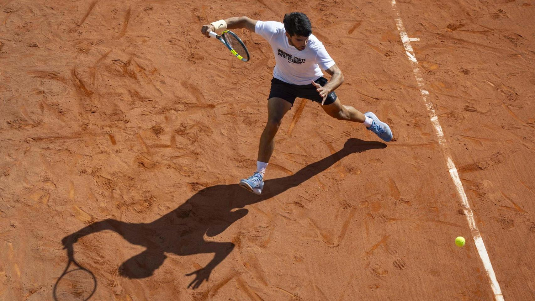 Carlos Alcaraz, entrenando en Murcia sobre tierra batida