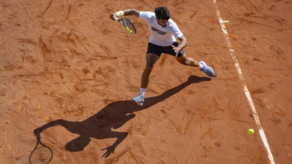 Carlos Alcaraz, entrenando en Murcia sobre tierra batida