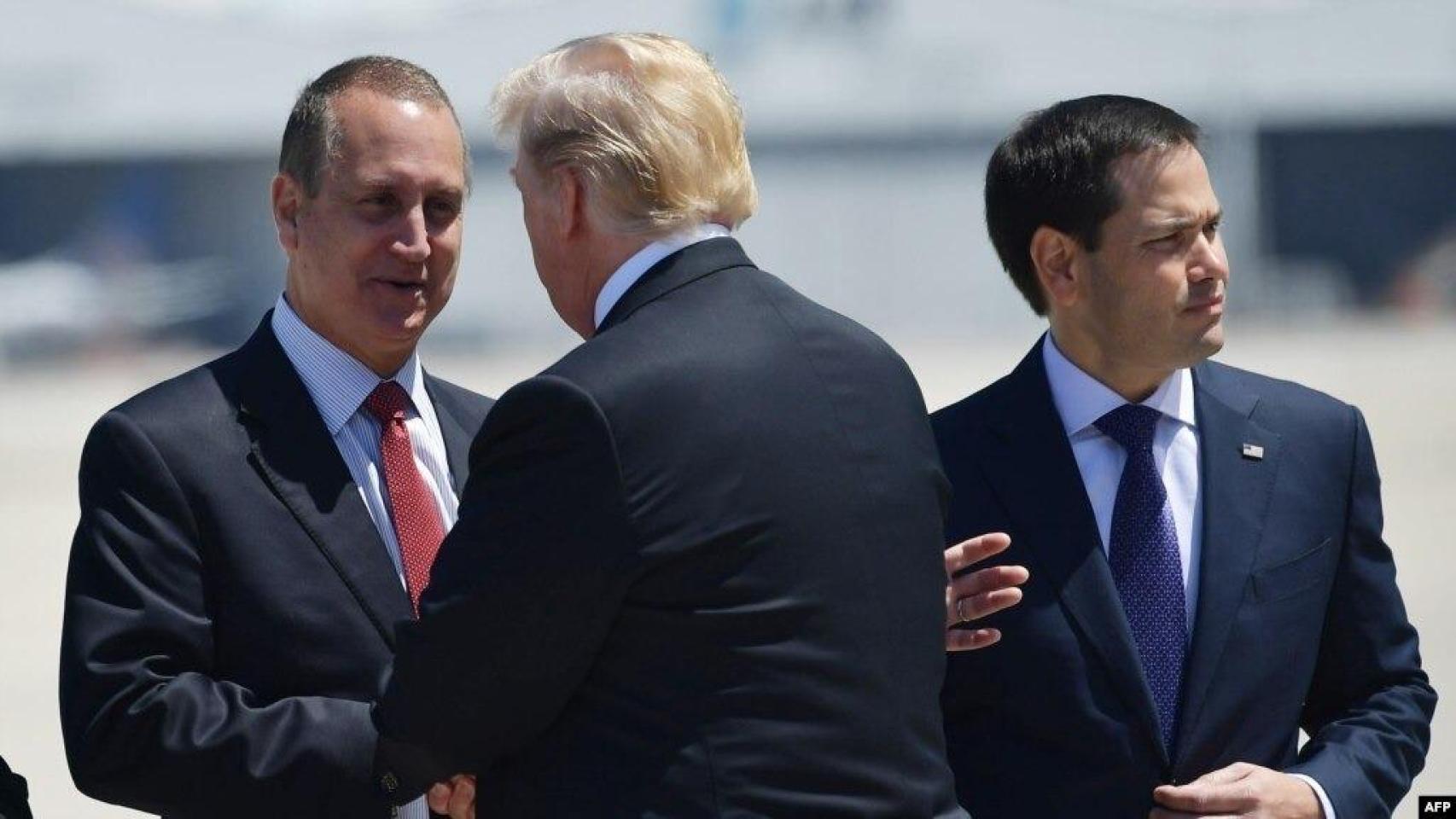 El congresista Mario Díaz-Balart (i) saluda al presidente de EEUU Donald Trump (c) junto al secretario de Estado, Marco Rubio (d), en una foto de archivo.