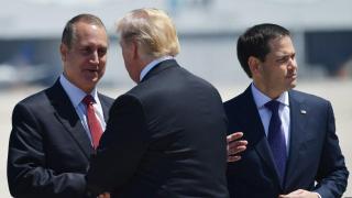 El congresista Mario Díaz-Balart (i) saluda al presidente de EEUU Donald Trump (c) junto al secretario de Estado, Marco Rubio (d), en una foto de archivo.