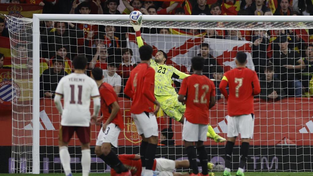El travesaño y Shobeir impiden el gol de tiro libre de Grimaldo.
