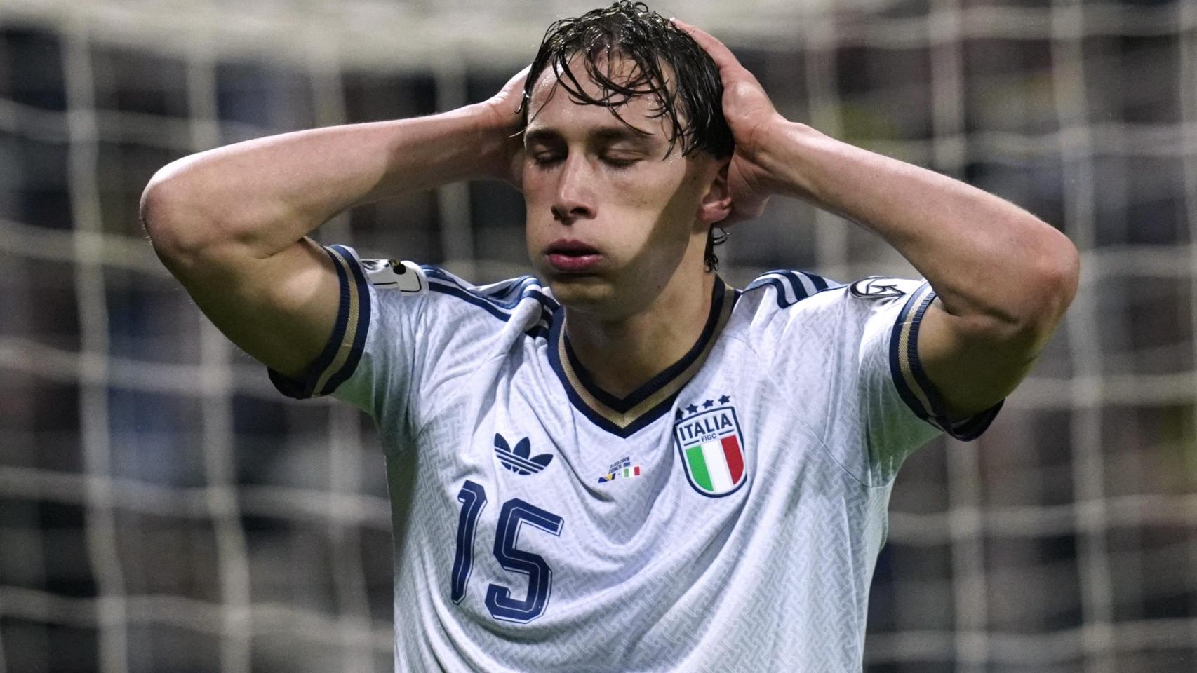Pio Esposito se lamenta por una ocasión desperdiciada durante el partido ante Bosnia.