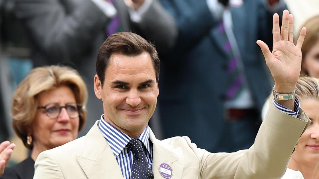 Roger Federer saludando en Wimbledon.