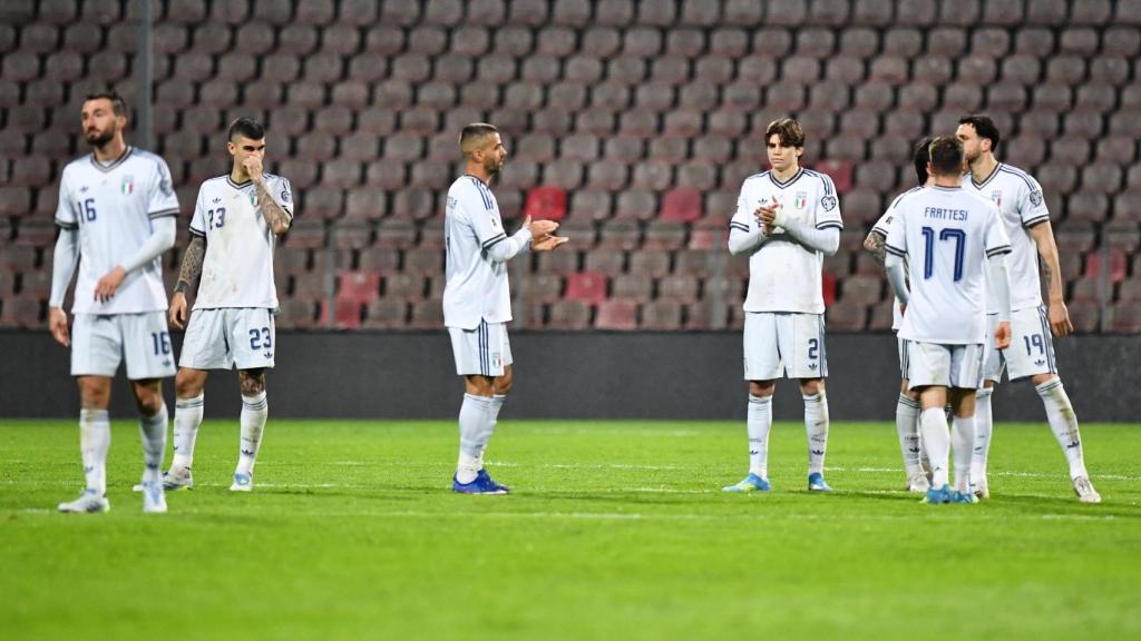 Los jugadores de Italia se lamentan tras la derrota ante Bosnia.