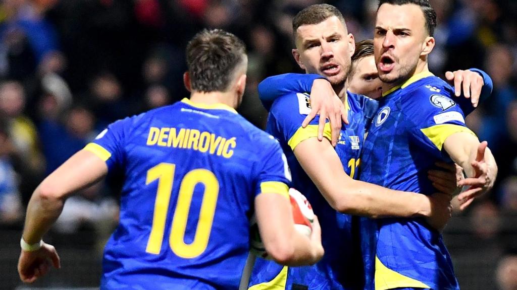 Los jugadores de Bosnia celebran el gol del empate ante Italia.