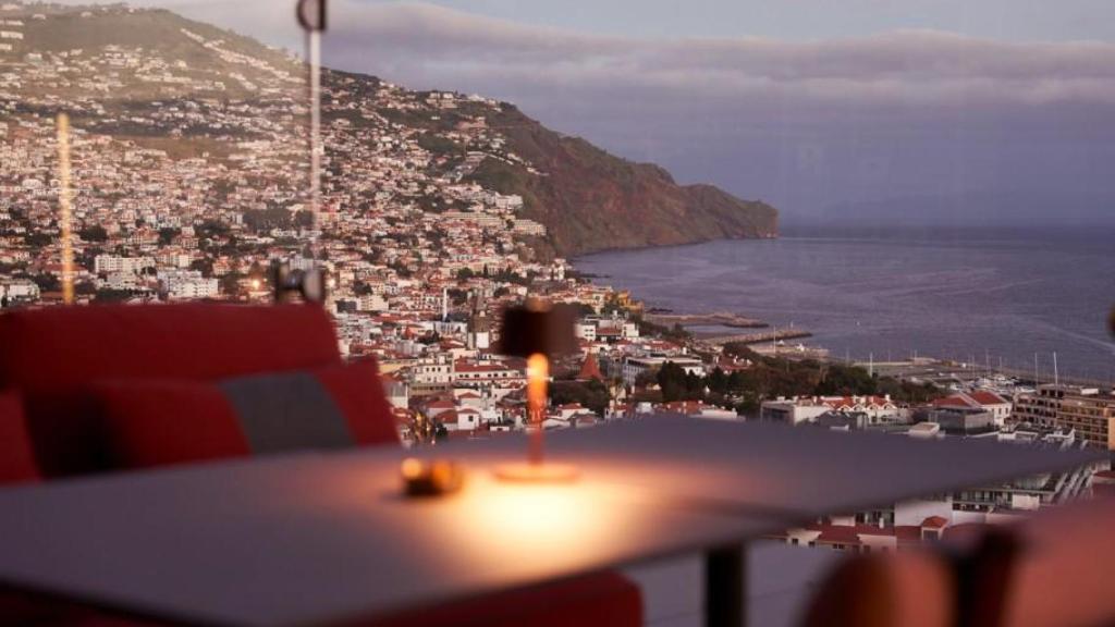 Una de las mesas de Desarma y sus vistas a Funchal.