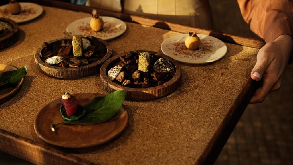 Los aperitivos del menú de Desarma, comenzando por la espetada madeirense a partir de atún.