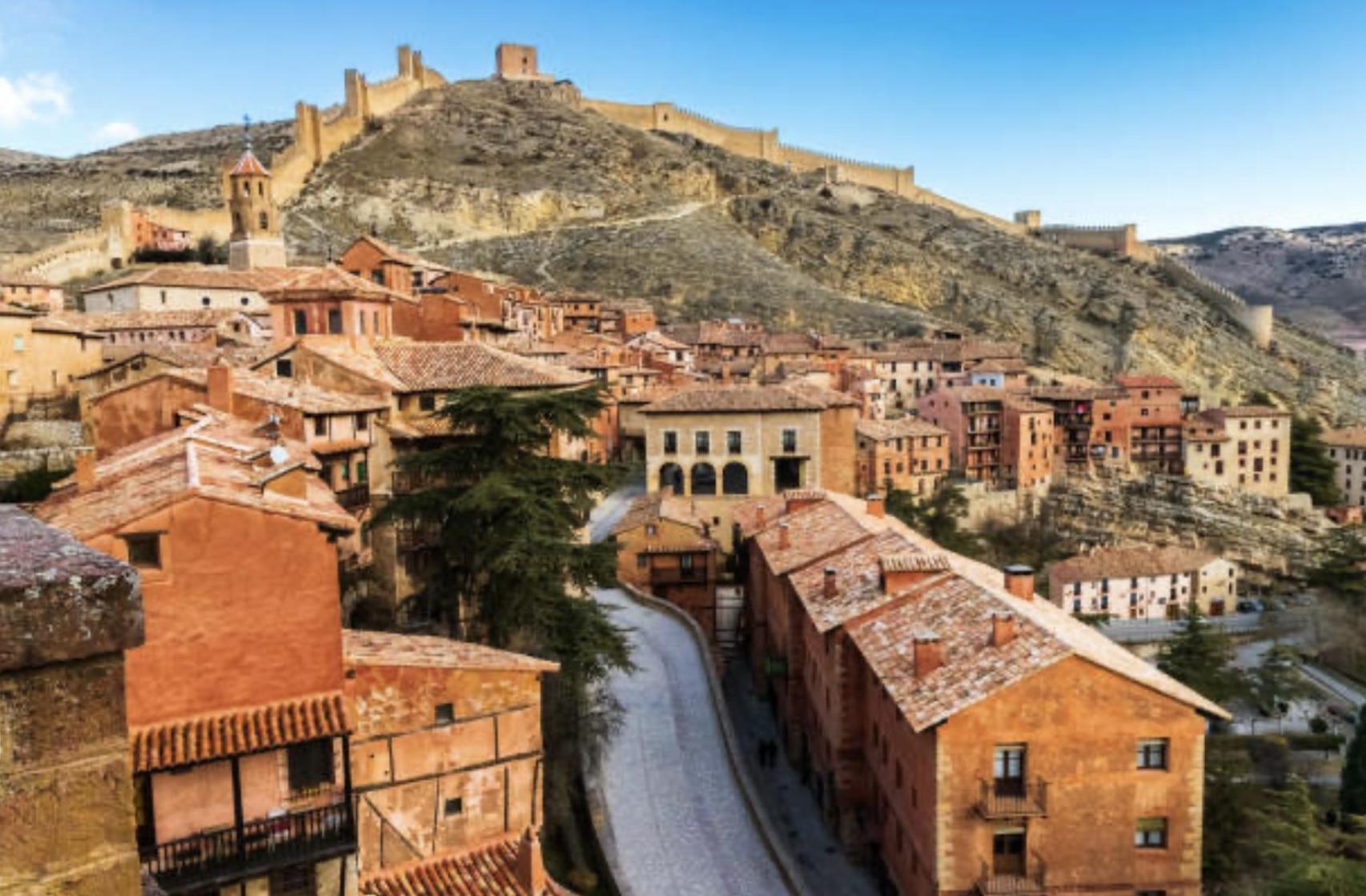 La ciudad medieval situada en Teruel con su muralla de fondo