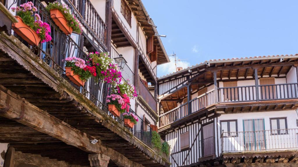 Edificios tradicionales con flores en el balcón.