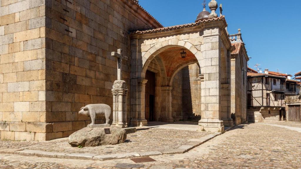 Estatua de piedra de un cerdo, en honor al Marrano de San Antón