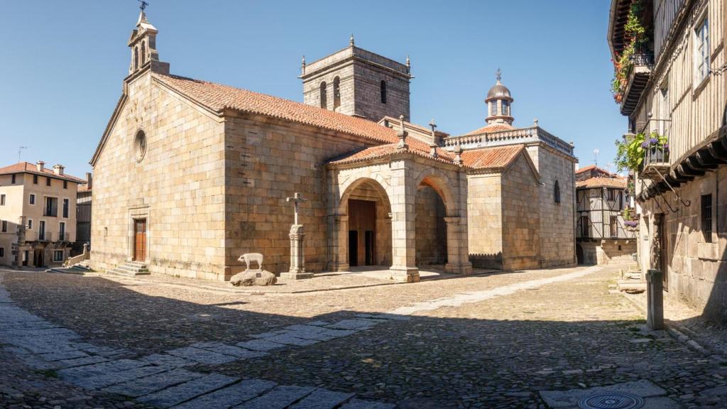 Plaza e iglesia principal de Nuestra Señora de la Asunción en un día soleado en La Alberca