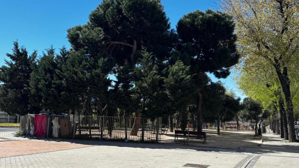 Tiendas de campaña junto al parque infantil
