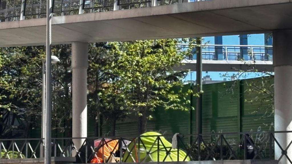 Tiendas debajo del puente de la M-30