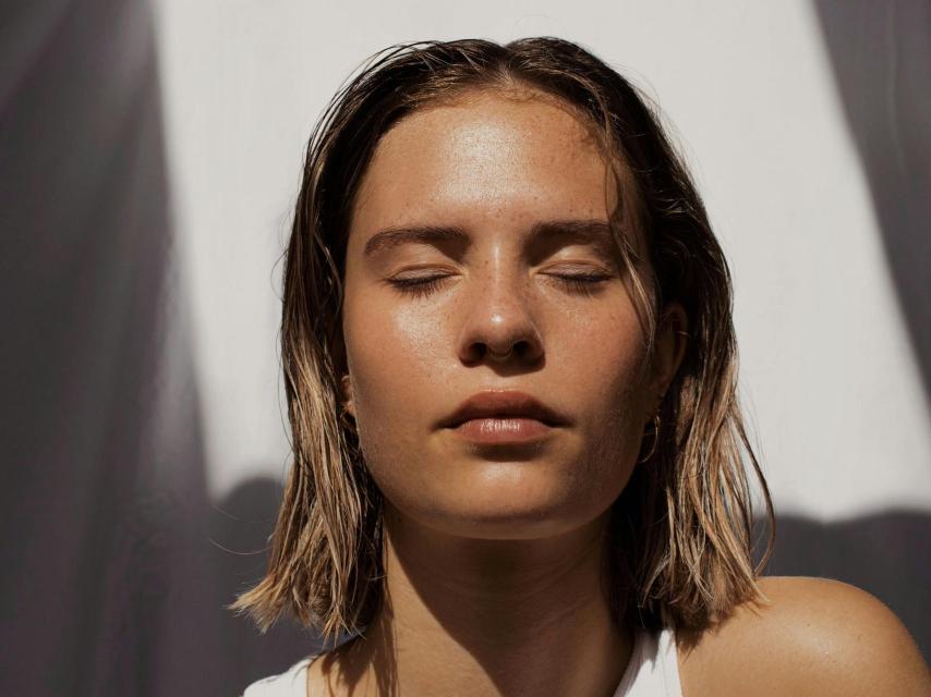 Imagen de una chica mostrándose con un aspecto natural.