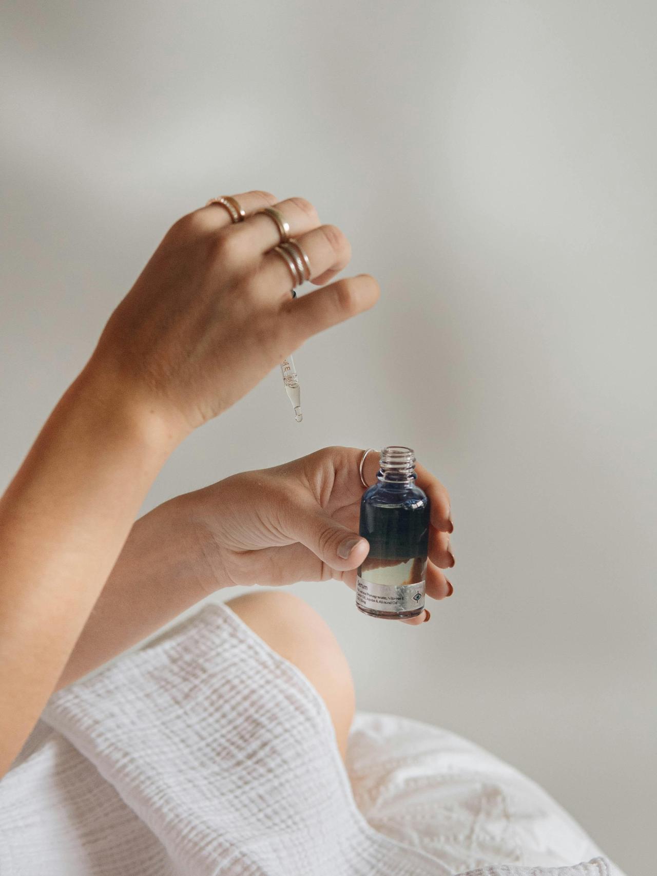 Una chica utilizando un sérum.