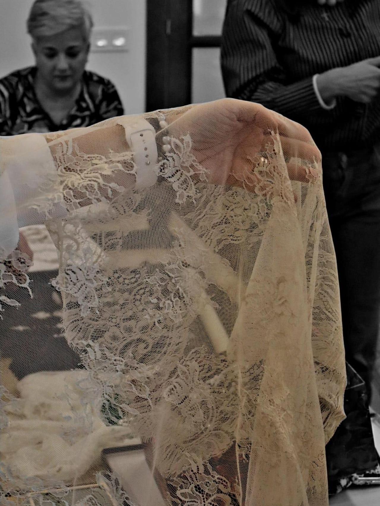 En la foto, detalle de una mantilla blanca, que se viste cuando procesionan las Vírgenes de Gloria.