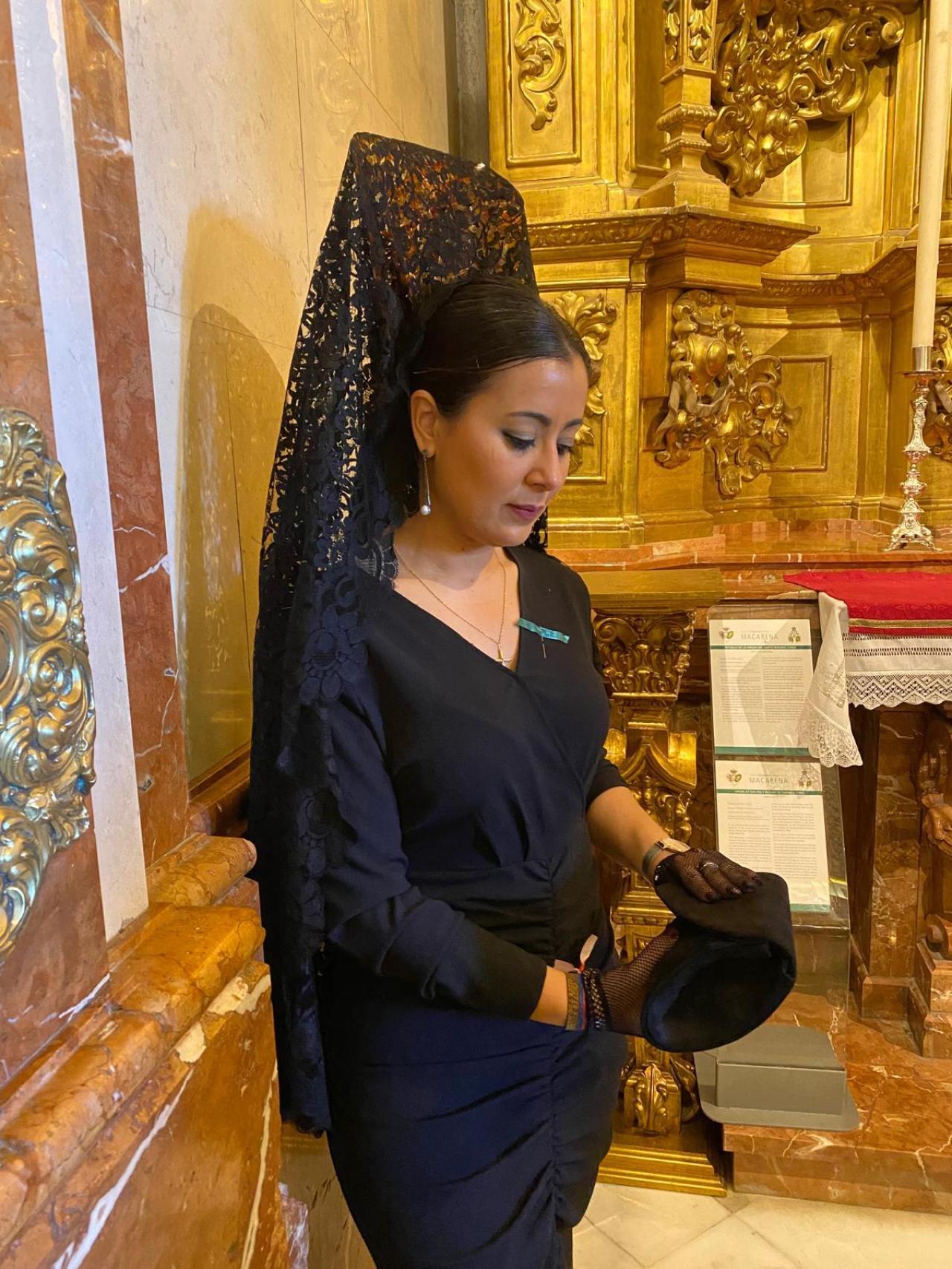 Ana Sánchez, de mantilla en uno de los templos.