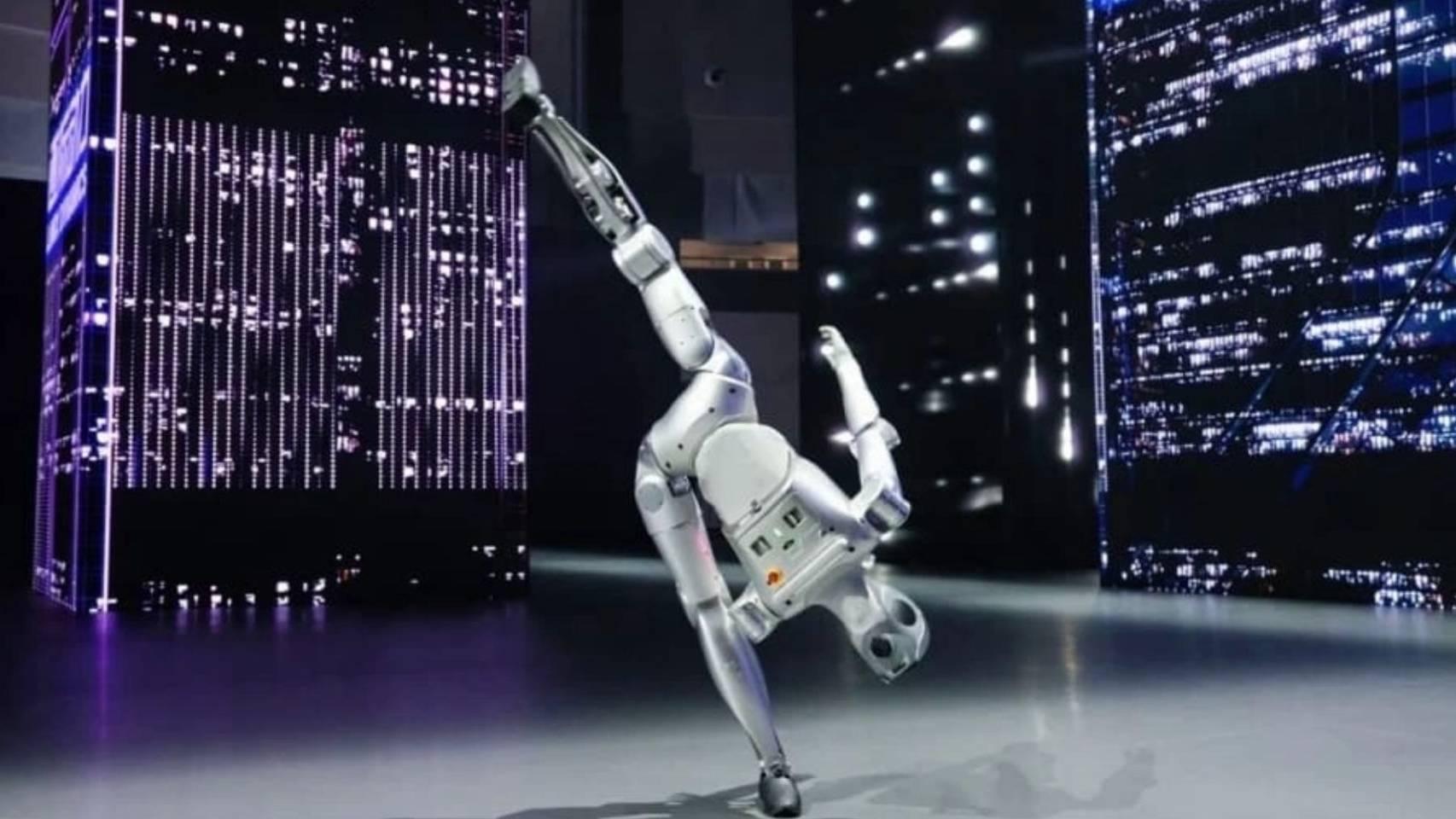 El robot humanoide Luna de LimX Dynamics bailando.