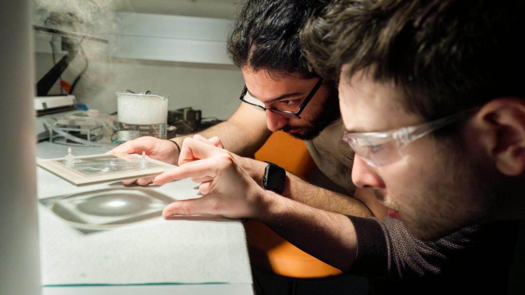 Investigadores Raphael Kay (derecha) y Rafiq Omair con su sistema de captación de energía solar.