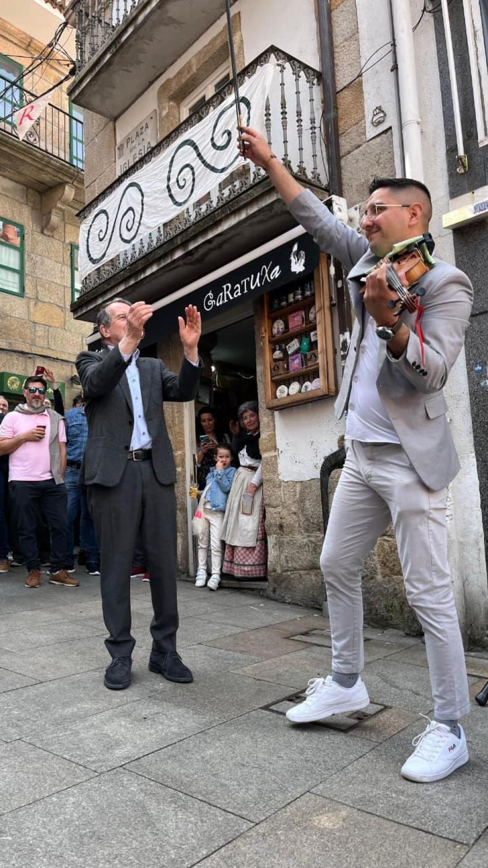 Abel Caballero junto al violinista callejero Manolo González.