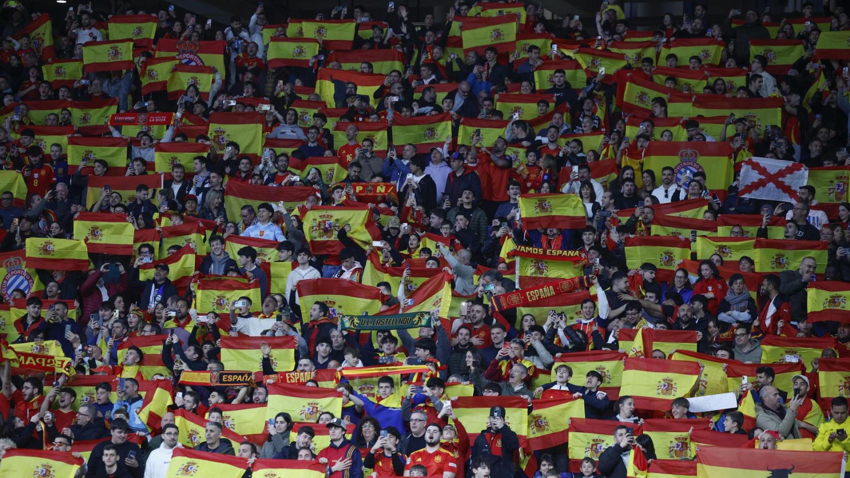 Aficionados españoles durante el partido amistoso que las selecciones de España y Egipto disputan este martes en el RCDE Stadium de Cornellá-El Prat, en Barcelona.