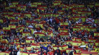 Afición española durante el partido amistoso entre las selecciones española y egipcia este martes en el estadio del RCDE de Cornellá-El Prat, Barcelona.