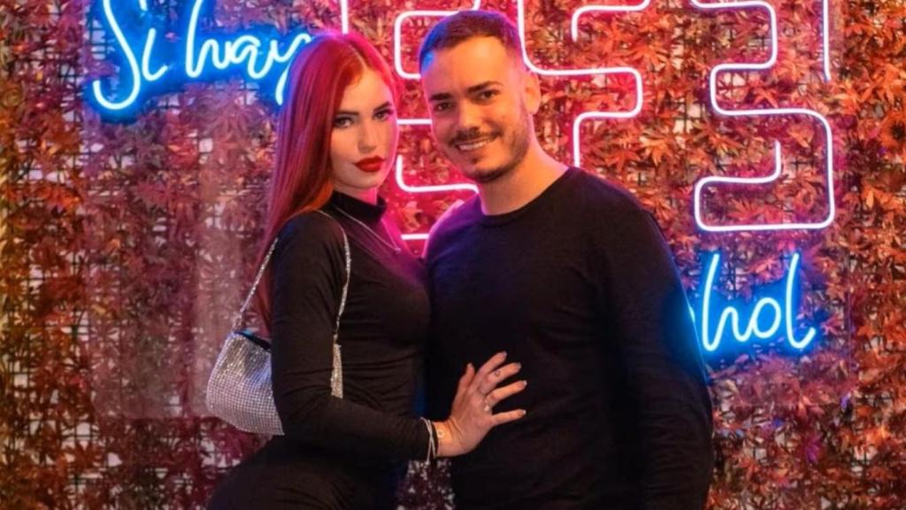 Sandro Castro, accompanied by a woman at one of his parties.