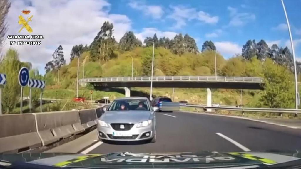 Instante en el que el vehículo de Guardia Civil intercepta al conductor.