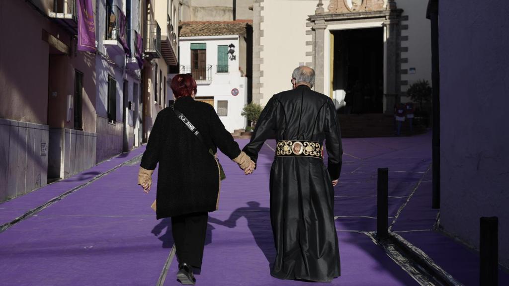 Cofrades a su llegada de la Cofradía de la Purísima Sangre de Sagunto tras el veto.