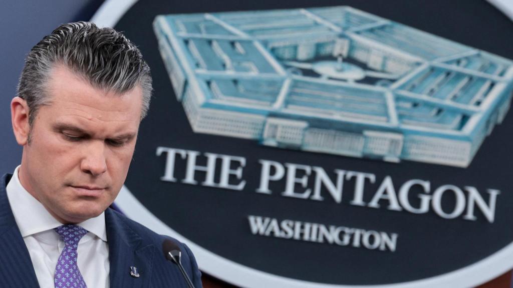 El bróker de Pete Hegseth intentó invertir millones en acciones de la industria militar días antes de la guerra