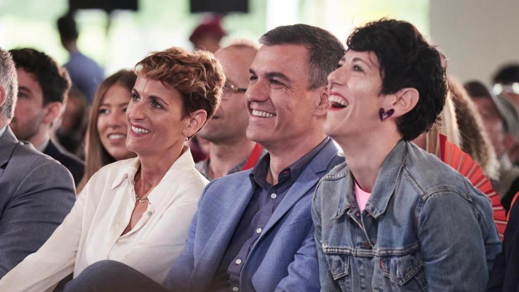 De izquierda a derecha, María Chivite, Pedro Sánchez y Elma Saiz,