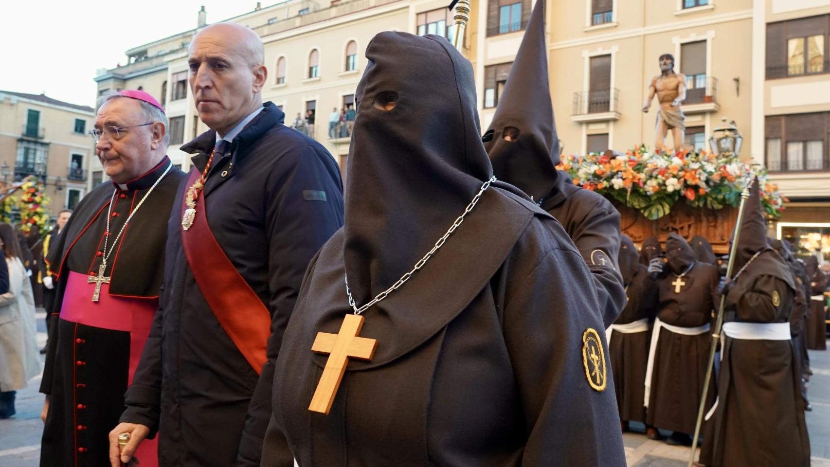 Acto del Perdón mediante el indulto a una presa en el transcurso de la Procesión del Perdón, organizada por la Cofradía del Santo Cristo del Perdón
