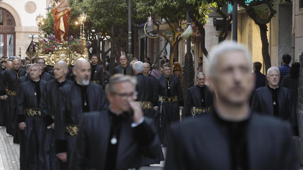 La Cofradía de la Sangre de Sagunto trasladando al Ecce Homo este Viernes de Dolores.